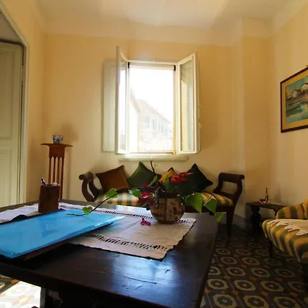 Lägenhet Sleeps 4 *