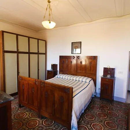 Sleeps 4 * San Feliciano